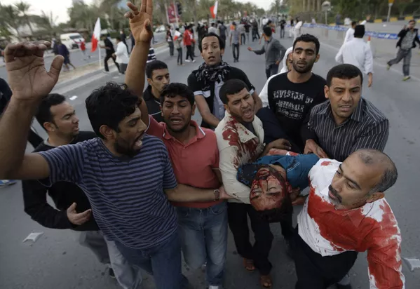 En Bahrein, durante los disturbios de febrero de 2011, murieron unas 100 personas. En la foto: los manifestantes en Manama evacúan a un hombre herido - 18 de febrero de 2011. En Bahrein, durante los disturbios de febrero de 2011, murieron unas 100 personas. En la foto: los manifestantes en Manama evacúan a un hombre herido - 18 de febrero de 2011. - Sputnik Mundo