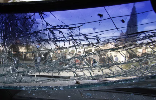 El número de personas muertas en la guerra civil en Siria, según varias estimaciones, es de 400 mil a 500 mil. Mientras que la cantidad de refugiados asciende a más de 5 millones. En la foto: la ventana de un coche roto en el lugar de un atentado suicida en Damasco - 23 de diciembre de 2011. El número de personas muertas en la guerra civil en Siria, según varias estimaciones, es de 400 mil a 500 mil. Mientras que la cantidad de refugiados asciende a más de 5 millones. En la foto: la ventana de un coche roto en el lugar de un atentado suicida en Damasco - 23 de diciembre de 2011. - Sputnik Mundo