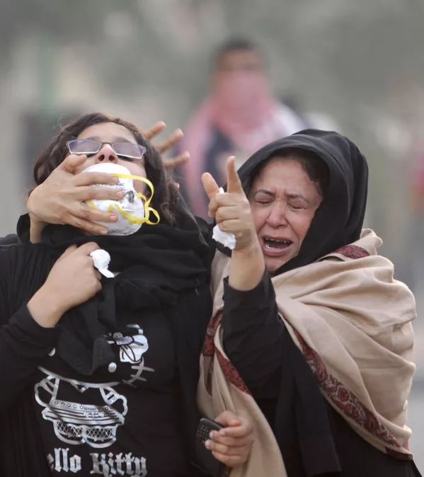 Varios manifestantes afectados por los gases lacrimógenos durante una protesta antigubernamental en la localidad de Abu Waiba, al oeste de Manama, capital de Bahrein - 17 de diciembre de 2011. Varios manifestantes afectados por los gases lacrimógenos durante una protesta antigubernamental en la localidad de Abu Waiba, al oeste de Manama, capital de Bahrein - 17 de diciembre de 2011. - Sputnik Mundo