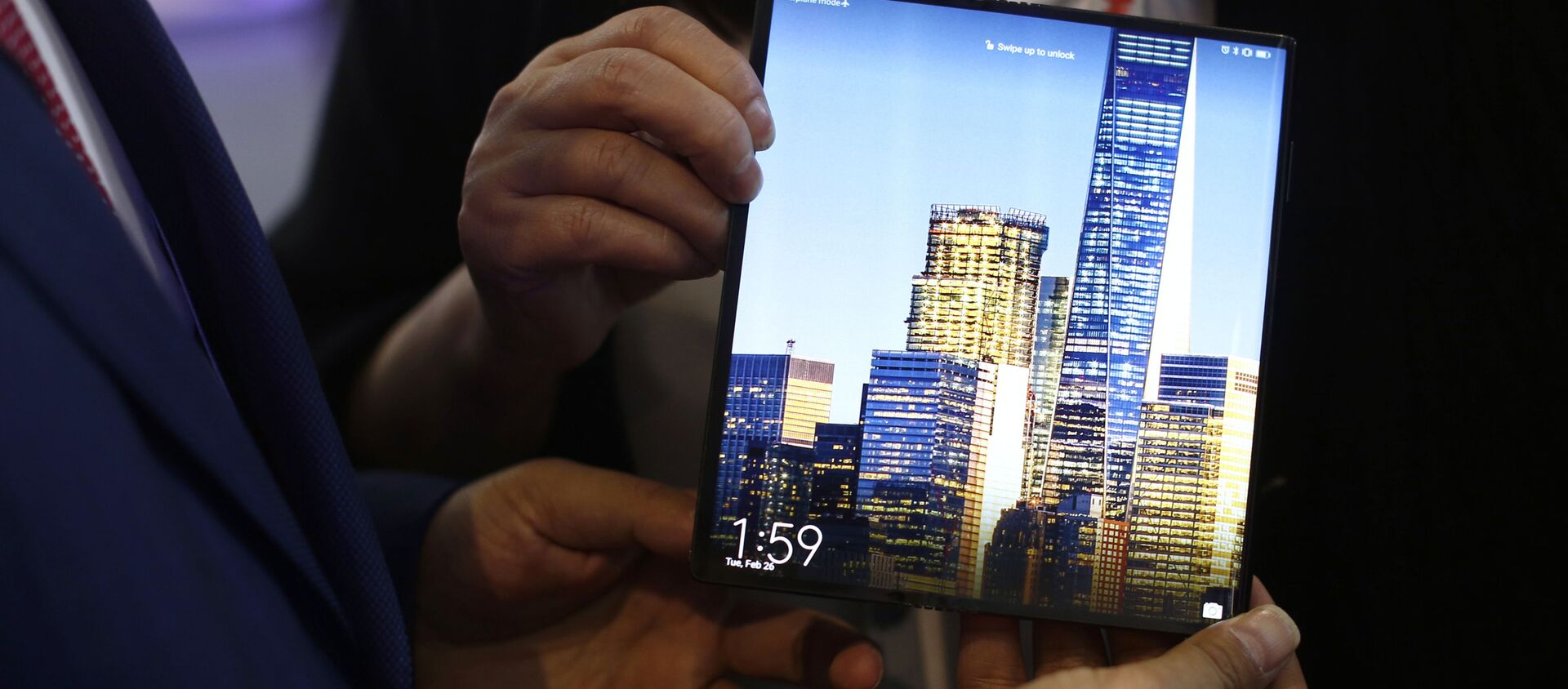 Un hombre sostiene el nuevo smartphone plegable Huawei Mate X 5G durante el espectáculo inalámbrico del Mobile World Congress, en Barcelona, España - Sputnik Mundo, 1920, 17.12.2020