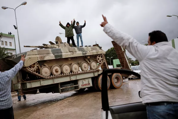Los acontecimientos más dramáticos de la Primavera Árabe tuvieron lugar en Libia. Allí las protestas civiles que comenzaron el 15 de febrero de 2011 se convirtieron en una guerra civil a gran escala que terminó el 23 de octubre del mismo año. Los acontecimientos más dramáticos de la Primavera Árabe tuvieron lugar en Libia. Allí las protestas civiles que comenzaron el 15 de febrero de 2011 se convirtieron en una guerra civil a gran escala que terminó el 23 de octubre del mismo año. - Sputnik Mundo