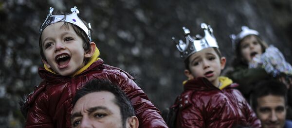 Niños durante la Cabalgata de los Reyes Magos - Sputnik Mundo