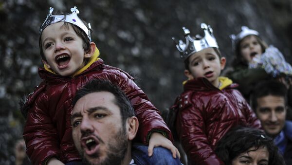 Niños durante la Cabalgata de los Reyes Magos - Sputnik Mundo