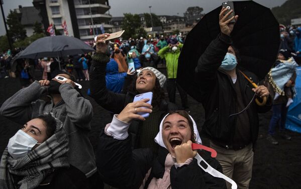 Varios chilenos observan un eclipse solar desde la ciudad de Pucón (Chile). - Sputnik Mundo