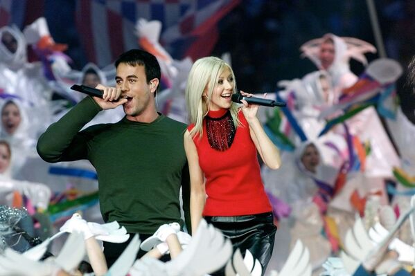 La niña con gran voz, así es como sus vecinos llamaban a Cristina. En la foto: Christina Aguilera y Enrique Iglesias actuando durante el medio tiempo del Super Bowl XXXIV en Atlanta, 2000. La niña con gran voz, así es como sus vecinos llamaban a Cristina. En la foto: Christina Aguilera y Enrique Iglesias actuando durante el medio tiempo del Super Bowl XXXIV en Atlanta, 2000. - Sputnik Mundo
