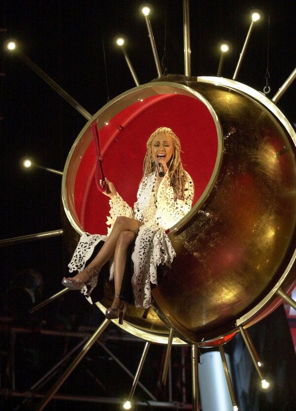 A los 8 años Christina actuó en el concurso de talentos junior de Star Search, donde cantó 'The Greatest Love of All' de Whitney Houston y asombró al jurado, pero quedó en segundo lugar. Tres años más tarde fue invitada a cantar el himno nacional de EEUU en un evento deportivo de Pittsburgh: fue la primera vez que llenó el estadio. En 1992 Aguilera se unió al famoso programa de TV Mickey Mouse Club con Britney Spears y Justin Timberlake. En la foto: Christina Aguilera durante su actuación en la edición 43 de los Premios Grammy en Los Ángeles, 2001. A los 8 años Christina actuó en el concurso de talentos junior de Star Search, donde cantó 'The Greatest Love of All' de Whitney Houston y asombró al jurado, pero quedó en segundo lugar. Tres años más tarde fue invitada a cantar el himno nacional de EEUU en un evento deportivo de Pittsburgh: fue la primera vez que llenó el estadio. En 1992 Aguilera se unió al famoso programa de TV Mickey Mouse Club con Britney Spears y Justin Timberlake. En la foto: Christina Aguilera durante su actuación en la edición 43 de los Premios Grammy en Los Ángeles, 2001. - Sputnik Mundo