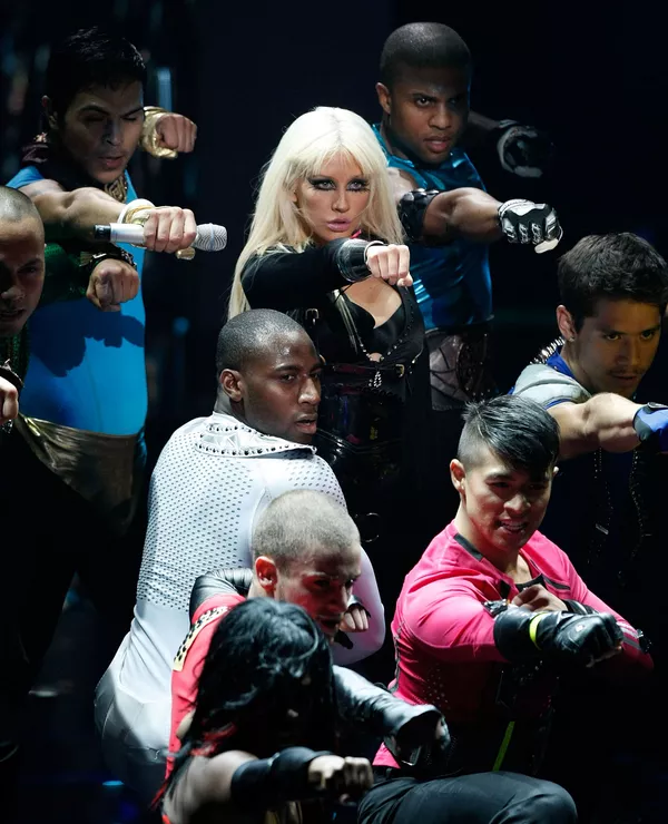 Christina ha vendido un total de 110 millones de álbumes, lo que la convierte en una de las cantantes de mayor éxito comercial de todos los tiempos. En la foto: Christina Aguilera actuando en los MTV Video Music Awards en Los Ángeles en 2008. Christina ha vendido un total de 110 millones de álbumes, lo que la convierte en una de las cantantes de mayor éxito comercial de todos los tiempos. En la foto: Christina Aguilera actuando en los MTV Video Music Awards en Los Ángeles en 2008. - Sputnik Mundo
