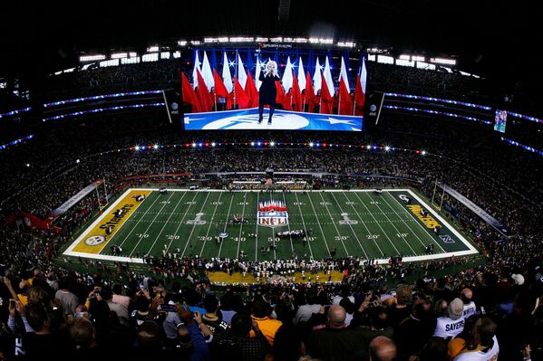 La cantante interpretó el himno nacional de EEUU en la noche de apertura del Super Bowl XLV en el Cowboys Stadium de Arlington, 2011. La cantante interpretó el himno nacional de EEUU en la noche de apertura del Super Bowl XLV en el Cowboys Stadium de Arlington, 2011. - Sputnik Mundo