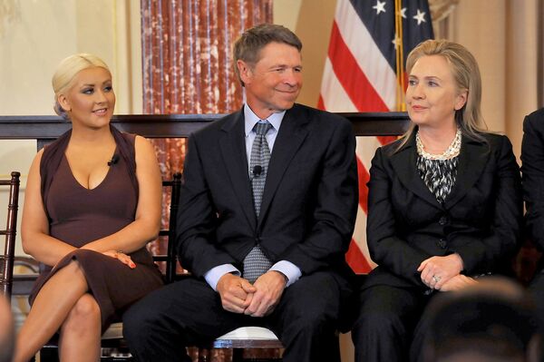 En 2013, Time clasificó a Aguilera como una de las 100 personas más influyentes del mundo. En la foto: Christina Aguilera, el empresario, escritor y filántropo David Novak y la entonces secretaria de Estado de EEUU Hillary Clinton en la edición 11 de los Premios George McGovern en Washington DC, 2012. En 2013, Time clasificó a Aguilera como una de las 100 personas más influyentes del mundo. En la foto: Christina Aguilera, el empresario, escritor y filántropo David Novak y la entonces secretaria de Estado de EEUU Hillary Clinton en la edición 11 de los Premios George McGovern en Washington DC, 2012. - Sputnik Mundo