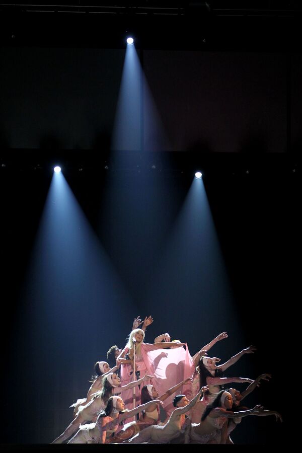 La propia Christina Aguilera escribe sus canciones y no solo para ella, también ha compuesto la exitosa canción 'Miss Independent' para Kelly Clarkson. En la foto: Christina Aguilera actuando en los American Music Awards en Los Ángeles, 2012. La propia Christina Aguilera escribe sus canciones y no solo para ella, también ha compuesto la exitosa canción 'Miss Independent' para Kelly Clarkson. En la foto: Christina Aguilera actuando en los American Music Awards en Los Ángeles, 2012. - Sputnik Mundo