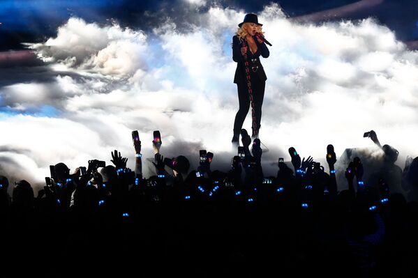 En 2018, la cantante lanzó su primer álbum en seis años titulado 'Liberation'. Ahora tiene ocho álbumes de estudio y varias docenas de singles. En la foto: Christina Aguilera actúa antes del juego de estrellas de la NBA de 2015 en el Madison Square Garden en la ciudad de Nueva York. En 2018, la cantante lanzó su primer álbum en seis años titulado 'Liberation'. Ahora tiene ocho álbumes de estudio y varias docenas de singles. En la foto: Christina Aguilera actúa antes del juego de estrellas de la NBA de 2015 en el Madison Square Garden en la ciudad de Nueva York. - Sputnik Mundo