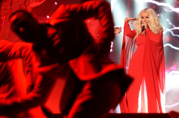 Aunque en los inicios de su carrera musical tenía una figura delgada, la cantante ha luchado por mucho tiempo con el sobrepeso. Pesaba 47 kilogramos y medía unos 157 centímetros, pero después del nacimiento de su primer hijo en 2008, aumentó bastante de peso. En la foto: Christina Aguilera con sus hijos en Beverly Hills, 2016. Aunque en los inicios de su carrera musical tenía una figura delgada, la cantante ha luchado por mucho tiempo con el sobrepeso. Pesaba 47 kilogramos y medía unos 157 centímetros, pero después del nacimiento de su primer hijo en 2008, aumentó bastante de peso. En la foto: Christina Aguilera con sus hijos en Beverly Hills, 2016. - Sputnik Mundo