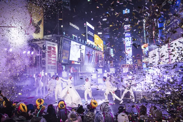 Christina Aguilera durante su actuación en Times Square en la ciudad de Nueva York en la víspera de Año Nuevo, el 31 de diciembre de 2018. Christina Aguilera durante su actuación en Times Square en la ciudad de Nueva York en la víspera de Año Nuevo, el 31 de diciembre de 2018. - Sputnik Mundo
