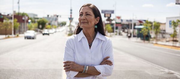 Deb Haaland, la futura secretaria del Interior de EEUU - Sputnik Mundo