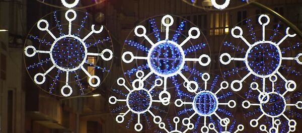 Luces de Navidad que recuerdan al COVID-19 en A Coruña Luces de Navidad que recuerdan al COVID-19 en A Coruña - Sputnik Mundo
