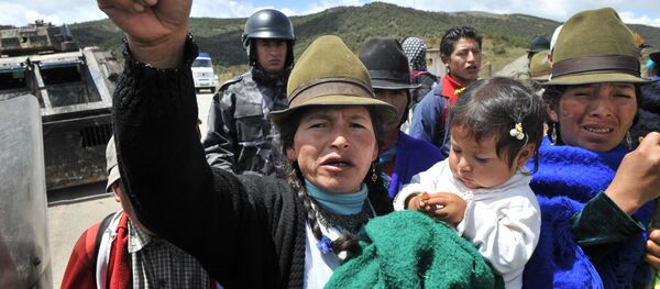Una mujer indígena grita duranta la protesta contra las concesiones de los territorios para la minería en Cuenca, Ecuador, en 2009 - Sputnik Mundo