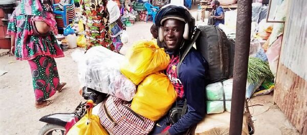 Malick Ka, como repartidor en Mbour, su ciudad de Senegal - Sputnik Mundo