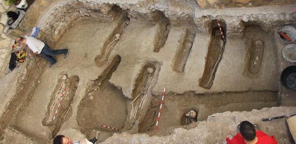 Tumbas halladas en un patio de Tauste - Sputnik Mundo