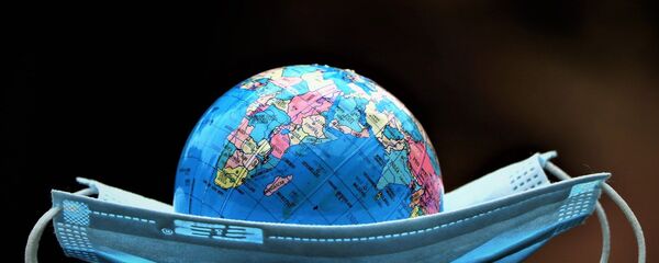 Un globo terráqueo dentro de una mascarilla - Sputnik Mundo