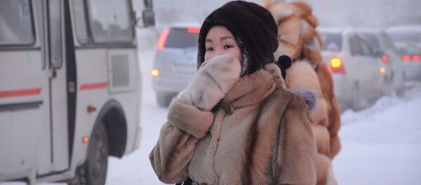 Una chica espera el bus en una parada de la ciuda de Yakutsk (archivo) - Sputnik Mundo