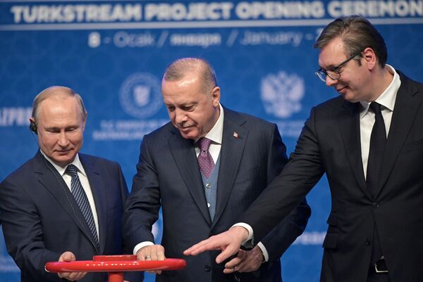 El presidente ruso, Vladímir Putin, el presidente turco, Recep Tayyip Erdogan, y el presidente serbio, Alexander Vucic, en la ceremonia de inauguración oficial del gasoducto Turk Stream en Estambul el 8 de enero de 2020 - Sputnik Mundo