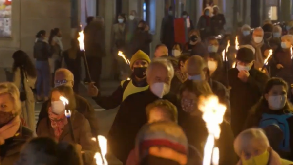 Marcha de antorchas en Barcelona por la libertad de los líderes independentistas presos - Sputnik Mundo