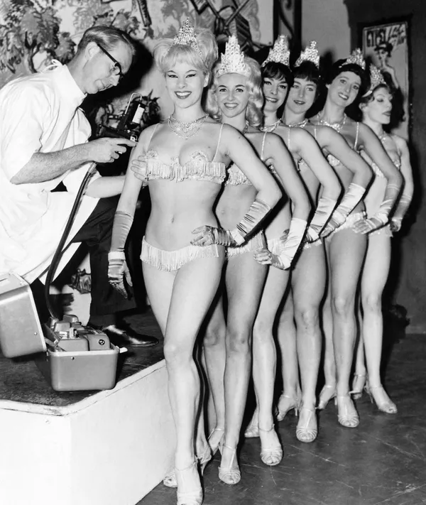 Las bailarinas de Windmill Theater en Londres reciben las vacunas contra la gripe, en 1963. Las bailarinas de Windmill Theater en Londres reciben las vacunas contra la gripe, en 1963. - Sputnik Mundo