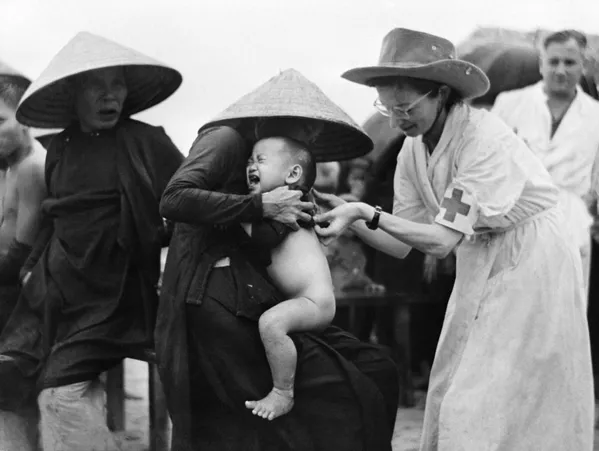 La vacunación contra el cólera de los habitantes de Mong Duc, la península de Indochina, en 1953. La vacunación contra el cólera de los habitantes de Mong Duc, la península de Indochina, en 1953. - Sputnik Mundo
