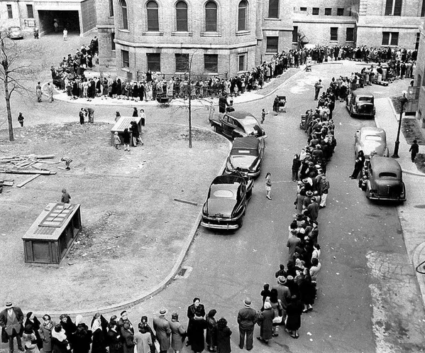 Fila para vacunarse contra la viruela cerca del Hospital Morrisania en El Bronx, Nueva York, en 1947. Fila para vacunarse contra la viruela cerca del Hospital Morrisania en El Bronx, Nueva York, en 1947. - Sputnik Mundo