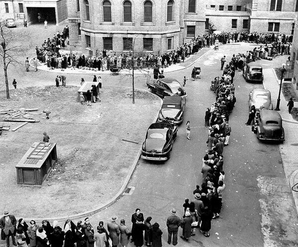 Fila para vacunarse contra la viruela cerca del Hospital Morrisania en El Bronx, Nueva York, en 1947. - Sputnik Mundo