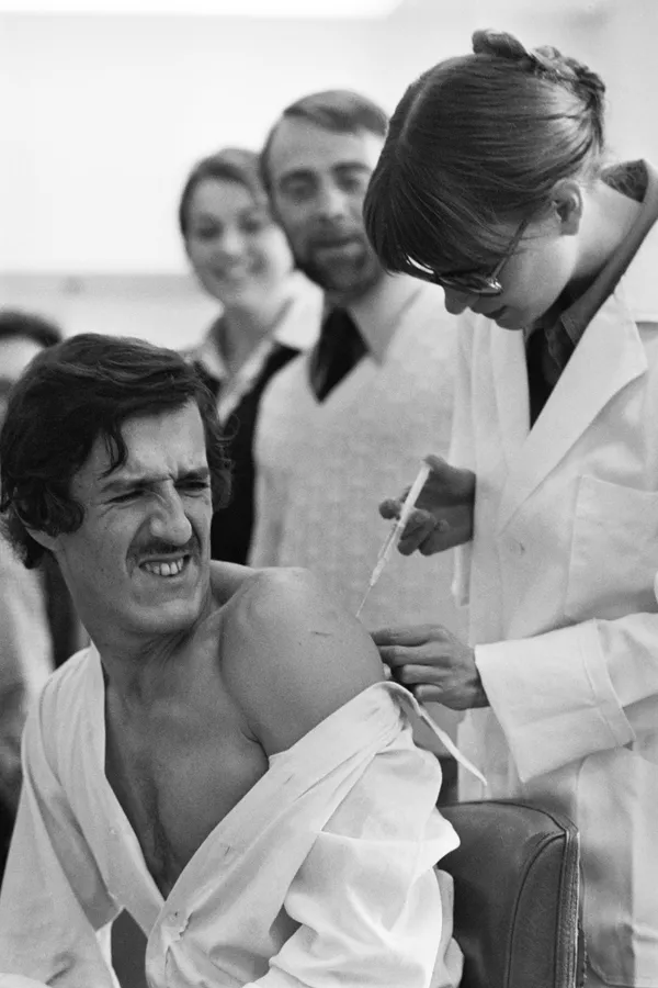 El periodista francés Dominique Faget durante la vacunación contra la gripe en la redacción AFP en París, en 1976. El periodista francés Dominique Faget durante la vacunación contra la gripe en la redacción AFP en París, en 1976. - Sputnik Mundo