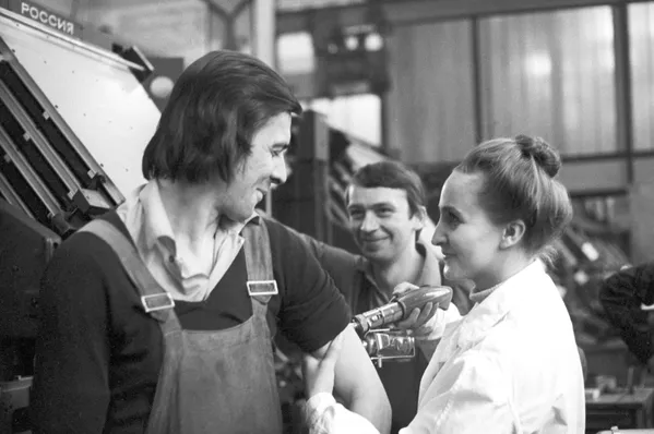 La vacunación contra la gripe de los trabajadores de una de las plantas industriales de la ciudad soviética de Leningrado, en el año 1977. La vacunación contra la gripe de los trabajadores de una de las plantas industriales de la ciudad soviética de Leningrado, en el año 1977. - Sputnik Mundo