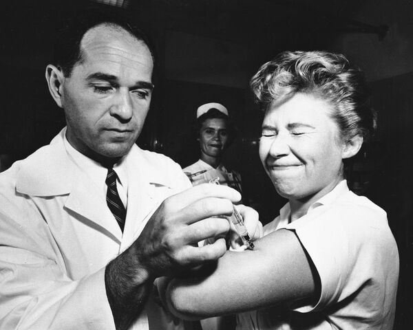 Un médico le pone a una enfermera la vacuna contra la gripe asiática en el Hospital Montefiore,  Nueva York, 1957. - Sputnik Mundo