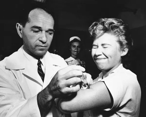 Un médico le pone a una enfermera la vacuna contra la gripe asiática en el Hospital Montefiore, Nueva York, 1957. Un médico le pone a una enfermera la vacuna contra la gripe asiática en el Hospital Montefiore, Nueva York, 1957. - Sputnik Mundo