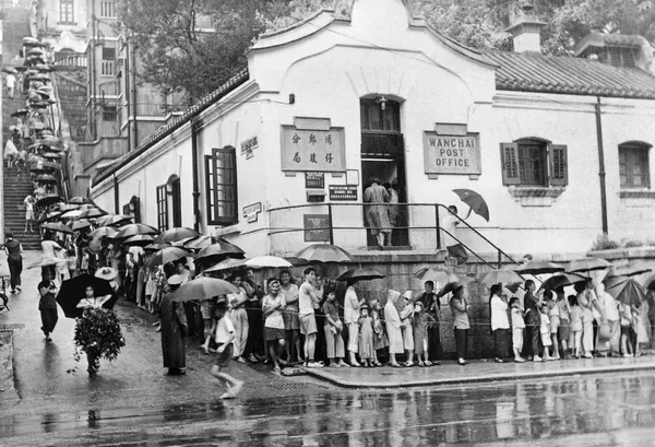 Fila para vacunarse contra el cólera delante de un centro médico en Hong Kong, el año 1961. Fila para vacunarse contra el cólera delante de un centro médico en Hong Kong, el año 1961. - Sputnik Mundo
