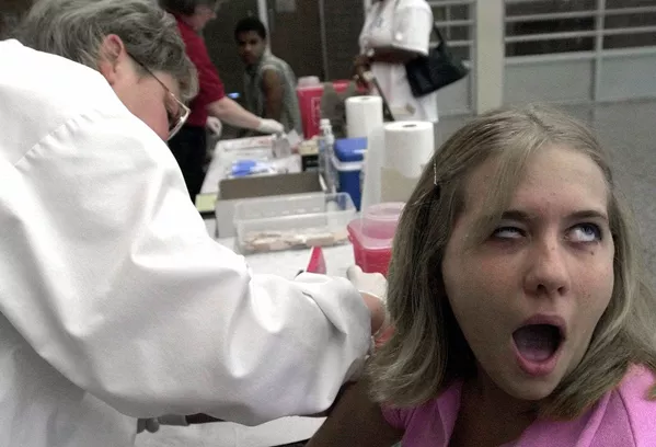 Vacunación contra la meningitis en una escuela de Salem, estado de Ohio, en el 2001. Vacunación contra la meningitis en una escuela de Salem, estado de Ohio, en el 2001. - Sputnik Mundo