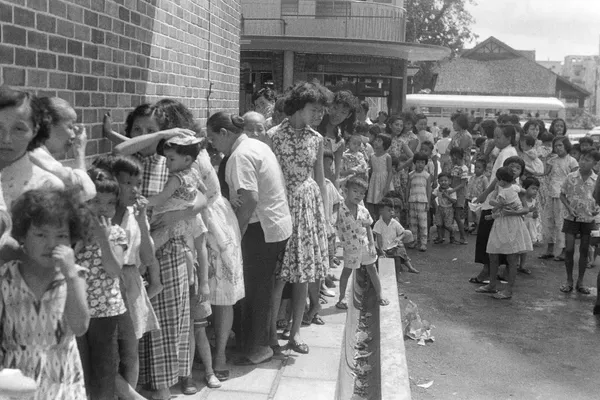 Fila para vacunarse contra la viruela en Singapur, en 1959. Fila para vacunarse contra la viruela en Singapur, en 1959. - Sputnik Mundo