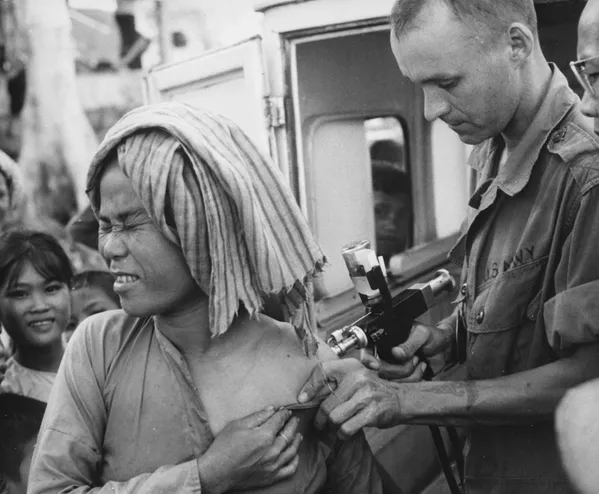 Un médico estadounidense le pone la vacuna contra el cólera a refugiado de una inundación en el Centro de Atención a Refugiados en la montaña Nui Sam, Vietnam, año 1966. Un médico estadounidense le pone la vacuna contra el cólera a refugiado de una inundación en el Centro de Atención a Refugiados en la montaña Nui Sam, Vietnam, año 1966. - Sputnik Mundo