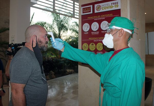 Chequeo médico a los visitantes al llegar a los hoteles - Sputnik Mundo