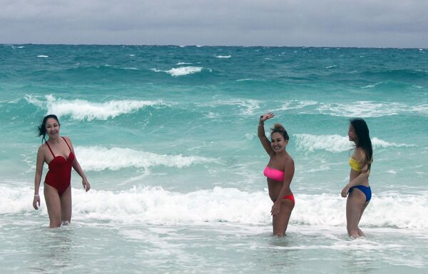 Turistas rusas procedentes de Yakutia disfrutan en playas cubanas - Sputnik Mundo