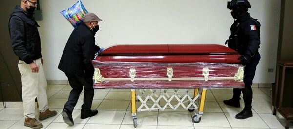 Un funeral durante la pandemia de COVID-19 en México - Sputnik Mundo