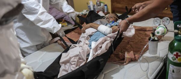 Los médicos atienden a un paciente con síntomas COVID-19 en la Ciudad de México - Sputnik Mundo