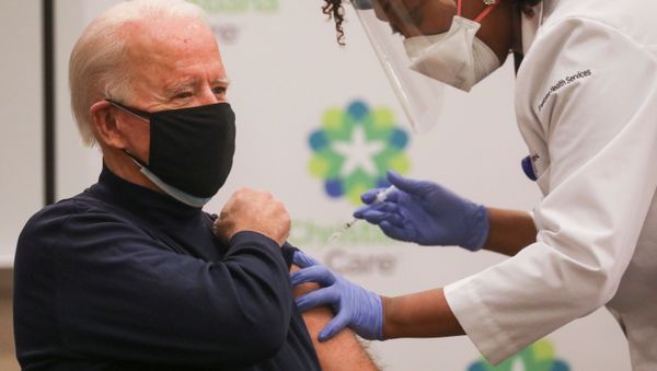 Presidente electo de EEUU Joe Biden recibe vacuna de Pfizer contra el COVID-19 Presidente electo de EEUU Joe Biden recibe vacuna de Pfizer contra el COVID-19 - Sputnik Mundo