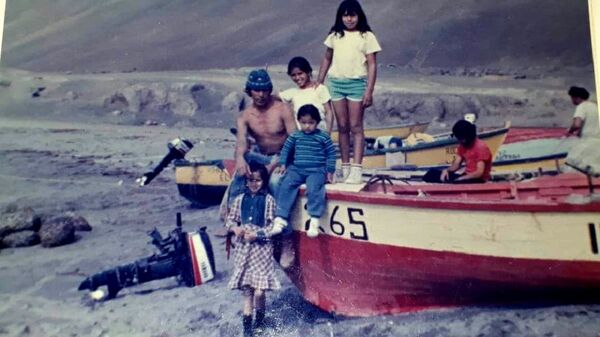 Familia de changos en la costa de Atacama  - Sputnik Mundo