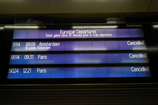 Por primera vez en 26 años se cerró el túnel del canal de la Mancha. Se cancelaron todos los trenes a Bélgica y Francia.En la foto: un aviso sobre la suspensión de viajes a Ámsterdam y París en la estación de St. Pancras en Londres. - Sputnik Mundo