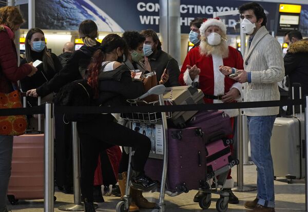 En la entrada del aeropuerto de Heathrow había una cola enorme. Dentro del aeropuerto también hay mucha gente. Nadie piensa en mantener la distancia social. - Sputnik Mundo