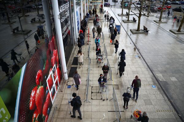 Una fila cerca de una de las tiendas en Londres. - Sputnik Mundo