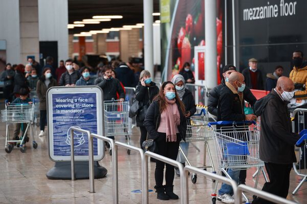 Se han formado enormes colas delante de los supermercados. Casi todos los periódicos escriben que los estantes de las tiendas pronto podrían quedarse vacíos. - Sputnik Mundo