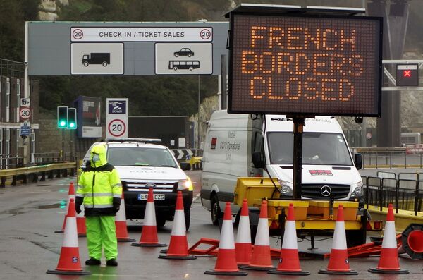 La nueva cepa de coronavirus ya se ha detectado en Italia, Países Bajos, Dinamarca e incluso en Australia.En la foto: una advertencia sobre el cierre de la frontera francesa en la entrada del puerto de Dover. - Sputnik Mundo