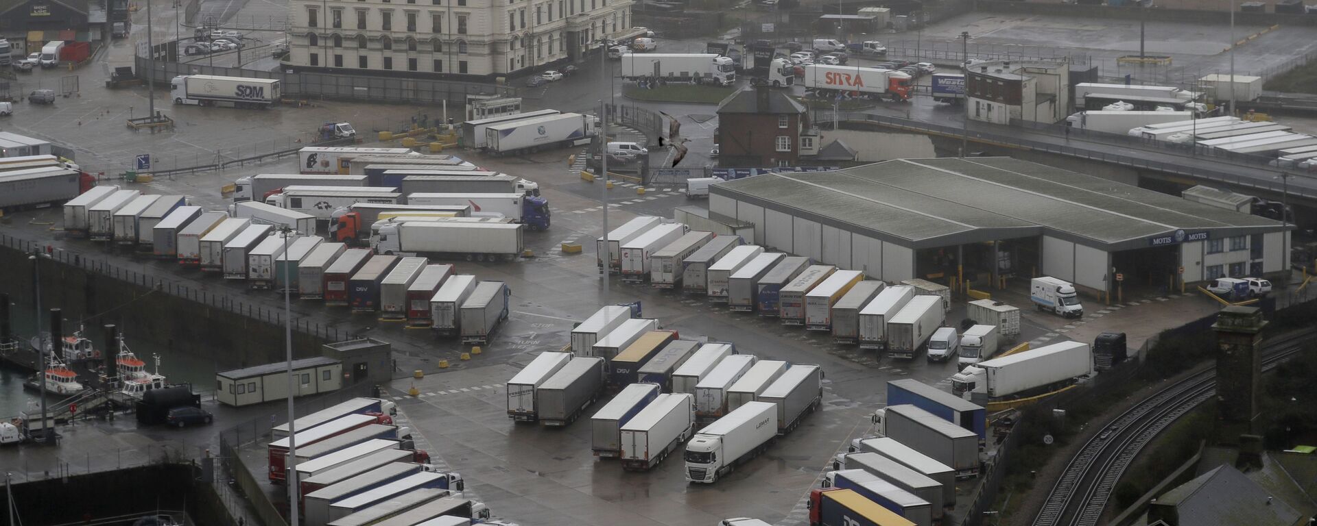 Грузовики припаркованы возле закрытого в связи с коронавирусом порта Дувр, Англия - Sputnik Mundo, 1920, 22.11.2022